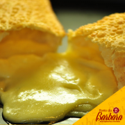 Pastéis: Três Queijos - Mussarela, Parmesão e Provolone.