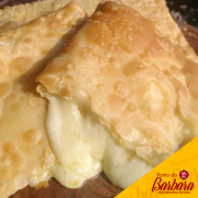 Pastéis: Quatro Queijos - Mussarela, Parmesão, Provolone e Gorgonzola.