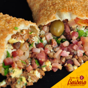 Pastéis: Carne com Calabresa e Bacon - Carne Moída, Calabresa, Bacon e Mussarela.