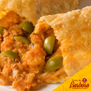 Pastéis: Frango com Queijo e Azeitona - Frango, Mussarela e Azeitona Fatiada.