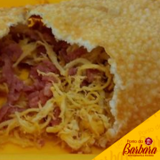 Pastéis: Frango com Calabresa e Bacon - Frango, Calabresa, Bacon e Mussarela.