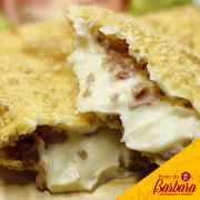 Pastéis: Carne com Queijo e Catupiry - Carne Moída, Mussarela e Catupiry.