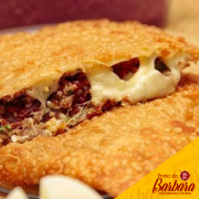 Pastéis: Carne com Queijo - Carne Moída e Mussarela.