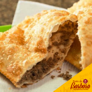 Pastéis: Carne com Provolone - Carne Moída e Provolone.