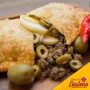 Pastéis: Carne com Ovos, Milho e Azeitona - Carne Moída, Ovos, Milho Verde e Azeitona Fatiada.