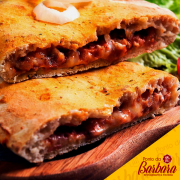 Calzone: CALZONE DE Bolonhesa - Calzone Médio (Ingredientes: Azeitona Verde, Carne moida, Cebola, Molho de Tomate, Mussarela, Orégano, Tomate)