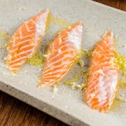 Sashimi: SASHIMIDE SALMÃO TRUFADO 8 UNI. - SASHIMI DA BARRIGA DE SALMÃO, AZEITE TRUFADO, FLOR DE SAL E CEBOLINHA