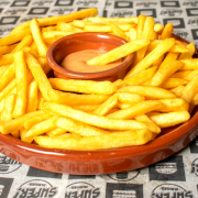 Petisco: Batata Frita do Rei (300 g). - Acompanhamento: molho especial.