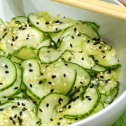 Entradas: Sunomono - (150gr) - Salada de Pepino em molho Agridoce da casa, finalizado com gergelim torrado.