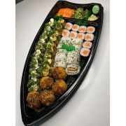 Combinados: COMBINADO 53 PEÇAS - 14 futomaki de salmão grelhado com cream cheese e cebolinha, 10 hot roll, 10 uramaki de skin, 8 hossomaki de salmão, 5 salmão balls, 2 niguiri de salmão, 2 niguiri de skin.