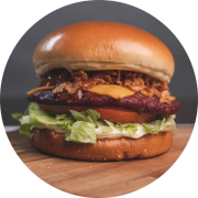 Pop Burgers: Pop Crispy - Hambúrguer (Ingredientes: Alface, burger defumado 80g, Cebola Crispy, Molho Barbecue, Pão Brioche, Queijo Cheddar)