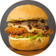 Hambúrguers: Chicken - Hambúrguer (Ingredientes: Alface, bacon em cubos, filé de sobrecoxa crocante, Maionese da Casa, pão crocante, Queijo Mussarela, Tomate)