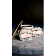 Makimono: Uramaki Ebi (10 UNIDADES) - Arroz salpicado com gergelim, recheado com cream cheese e camarão