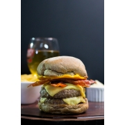 Hambúrguers: King Burguer Cheddar e Bacon Duplo - Hambúrguer (Ingredientes: 2 Hambúrgueres Angus de 180g Defumados, Bacon Artesanal, Cheddar, Pão Australiano)