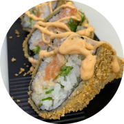 Onigiraizu: Onigirazu Hot - (4 pedaços) - Sanduiche de nori com shari, recheado com cubos de salmão, cream cheese, cebolinha e pepino, empanado e frito, finalizado com maionese Sriracha