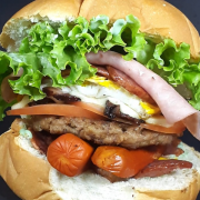 Tradicionais: X-Tudo - Lanche (Ingredientes: Alface, Bacon, Calabresa, Hambúrguer, Milho Verde, Mussarela, Ovo, Presunto, Salsicha, Tomate)