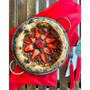 Doces: 57 - Sensacao - Pizza Grande (8 Fatias 35cm) (Ingredientes: Cobertura de Chocolate ao leite, Morango, Raspas de chocolate ao leite)