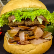 Tradicionais: X-Bacon - Lanche (Ingredientes: Alface, Bacon, Hambúrguer, Maionese, Milho Verde, Mussarela, Presunto, Tomate)