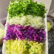 Processados: Salada Mista Bandeja 300g - R$14,99 Kg