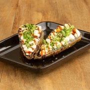 Temakis: Temaki Hot - Temaki Tradicional (Ingredientes: Cebolinha, Cream Cheese, Empanado e Frito, Molho Tarê, Salmão)