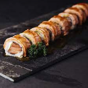 Makimono: Makiburi (10 Unidades) - Uramaki de Salmão e Cream Cheese, Com Lâmina de Salmão Flambada Temperado Com Azeite e Sal Rosa