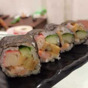 Makimono: Futtomaki (10pçs) - Tamagoyaki, Camarão, Kani, Pepino e Cenoura