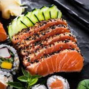 Sashimi (05 Unidades): Sashimi Salmão Selado (05 Unidades) - Com Gergelim Torrado
