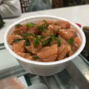Sashimi Especial da Casa: Dom Shacho - Cubos de Salmão Temperado Com Molho Shoyu e Receita do Chefe e Gohan (arroz)Acompanhado De Kani E Skin