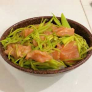 Sashimi Especial da Casa: D. Shacho Negui - Cubos de Salmão Temperado Com Alho Poró e Azeite e Gohan (arroz)Acompanhado De Kani E Skin