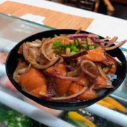 Sashimi Especial da Casa: D. Shacho Shoga - Cubos de Salmão Temperado Com Sakê Culinário, Gengibre, Cebola e Gohan (arroz)Acompanhado De Kani E Skin