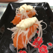 Sushi (Oniguiri): Onion Salmon (06unid) - Sushi de Salmão Com Cebola Desidratada e Maionese Japonesa