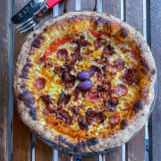 Clássicas: 08 - Carioca - Pizza Grande (8 Fatias 35cm) (Ingredientes: Bacon, Calabresa, Molho de Tomate Italiano, Muçarela, Orégano)