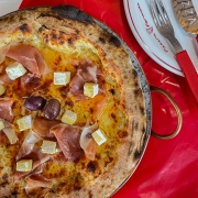 Agridoces e Picantes: 38 - Chili Brie - Pizza Grande (8 Fatias 35cm) (Ingredientes: Brie, Creme de Leite, Geleia de Pimenta, Mel, Muçarela, Orégano, Presunto Parma)