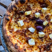 Agridoces e Picantes: 39 - Honey Bacon - Pizza Grande (8 Fatias 35cm) (Ingredientes: Bacon, Brie, Mel, Molho de Tomate Italiano, Muçarela, Orégano)