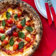 Italianinhas: 17 - Andorinha - Pizza Grande (8 Fatias 35cm) (Ingredientes: Azeite, Manjericão, Molho de tomate pelati italiani, Muçarela de Búfala, Orégano, Tomate cereja)
