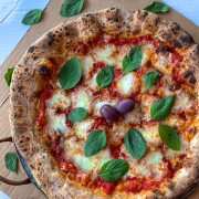 Italianinhas: 18 - Di Napoli - Pizza Grande (8 Fatias 35cm) (Ingredientes: Manjericão, Molho de tomate pelati italiani, Muçarela de Búfala, Orégano)