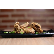 Porções: Karaague (05unid) - Porção (Ingredientes: Trata-se de um frango frito japonês amplamente consumido no Japão, sendo altamente crocante por fora e macio por dentro. O sabor também o difere de um frango a milanesa tradicional, devido aos ingredientes adicionados)