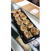 makimono Hot: Ichirashi (05 unid) - camarão, salmão, cream cheese e togarashi empanado na farinha panko
