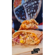 Pastéis Refinados: Pastel Albina - Pasteis (Ingredientes: Calabresa ralada, Frango Temperado e Desfiado, Milho, Bacon, Cheddar, Requeijão scala)