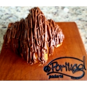 Pães: Croissant de Chocolate Com Creme de Avelã Cód-1695 - PÃES (Ingredientes: Croissant recheado com Chocolate e coberto com uma camada generosa de Creme de Avelã. Possui aproximadamente 160g a unidade)
