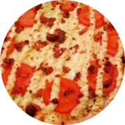 Premium: Do Chefe - Pizza Grande 35cm (Ingredientes: Azeitona Preta, Bacon, Catupiry, Cebola, Frango Desfiado, Milho, Molho de tomate caseiro, Mussarela, Orégano, Ovo, Palmito, Tomate em rodelas)