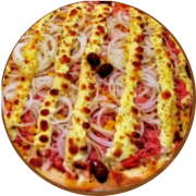 Tradicionais: Brasileirinha - Pizza Grande 35cm (Ingredientes: Azeitona, Catupiry, Cebola, Milho, Molho de tomate caseiro, Orégano, Presunto)