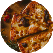 Premium: Asaph Borba - Pizza Grande 35cm (Ingredientes: Alho Frito, Azeitona Preta, Cebola, Molho de tomate caseiro, Mussarela, Orégano)