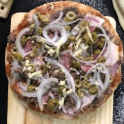 Especiais: Gaúcha - Pizza Grande (Ingredientes: Azeitona Picada, Bacon, Cebola, iscas de carne, Molho de Tomate, Mussarela, Orégano)