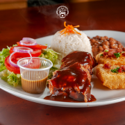 ALMOÇO PRIME: Marmita Costelinha - Almoço Executivo Prime (Ingredientes: Arroz, costelinha suína ao molho barbecue, feijão, mandioca com bacon, salada)