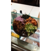 Poke: Poke - Shimeji, salmão, manga,cebola roxa, alho poró crispy, couve crispy, pepino, gohan. 450 a 500gm