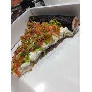 Novidade: Philadelfia Pizza Fatia - base da pizza frita com farinha panko com borda de salmão e recheio de cubos de salmão, cream cheese e cebolinha