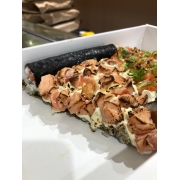 Novidade: Buri Pizza Fatia - base da pizza frita com farinha panko crocante com borda de salmão e recheio flambado de cubos de salmão, cream cheese, azeite e flor de sal