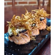Novidade: NeguiCrispy Joe - joe de salmão, com arroz, cream cheese flambado e alho poro crispy 6und