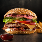 Linha Artesanal: Classic Burger Jerrajê® - 120g - Linha Jerragê (Ingredientes: Cebola Roxa, Deliciosa Carne Artesanal Grelhada Com Sal Grosso Regada em Molho Barbecue, Folhas de Alface Americana, Maionese, Pão Com Gergelim, Picles, Queijo Cheddar, Queijo Mussarela, Tiras de Bacon, Tomate em Rodelas)